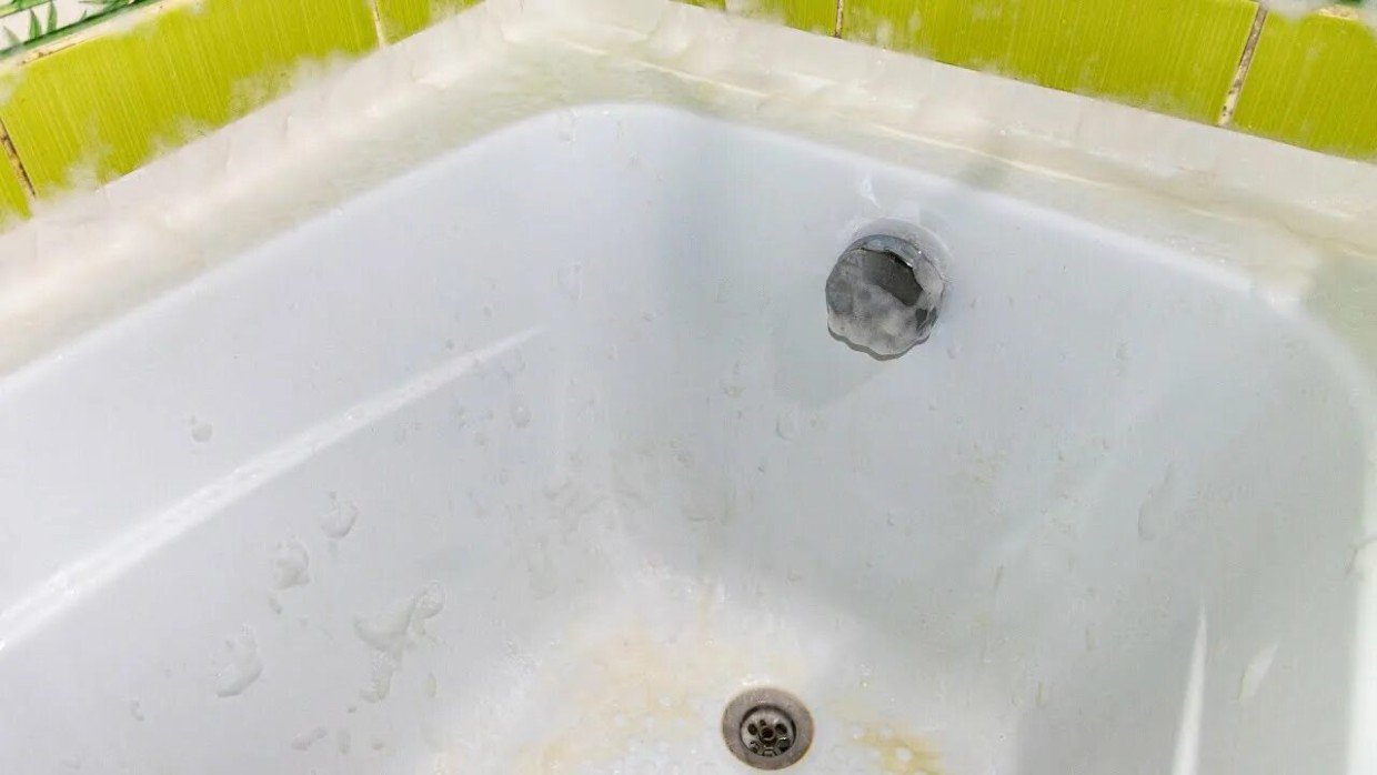 Не химия и не сода с уксусом: 1 бытовое средство избавит ванную от въевшихся пятен