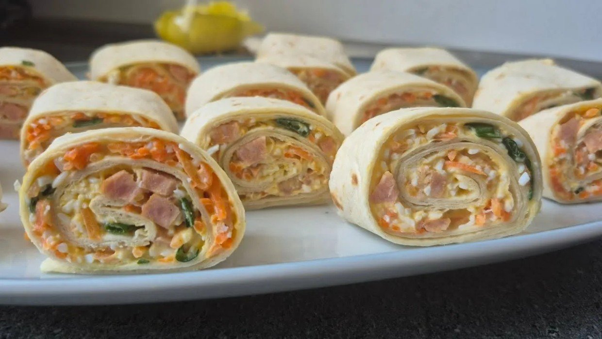 Закуска-выручалочка из лаваша: пикантный рулет, который не доживает до вечера