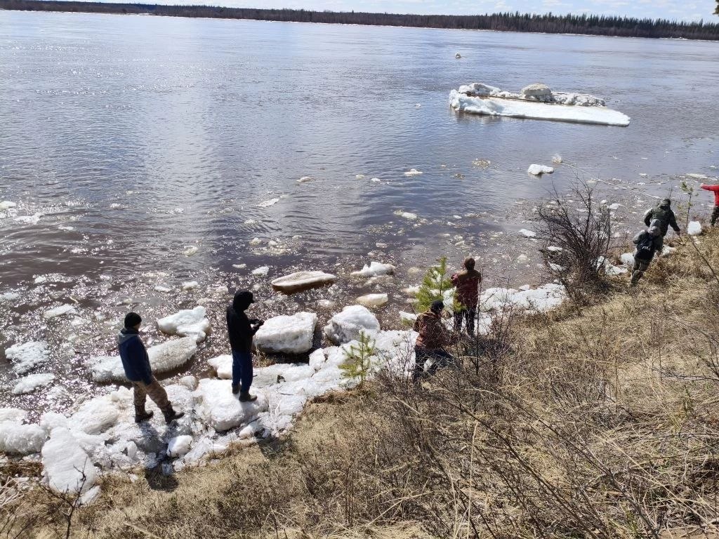 В Ленском районе сняли со льдины двоих пьяных охотников