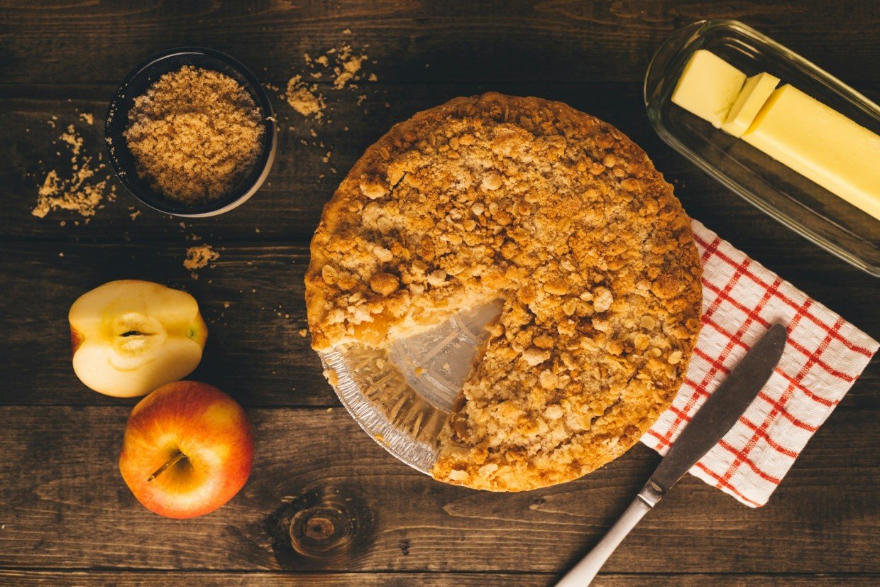 Я его слепила из того, что было — очень вкусный пирог-пятиминутка, когда в холодильнике есть только молоко и яблоки