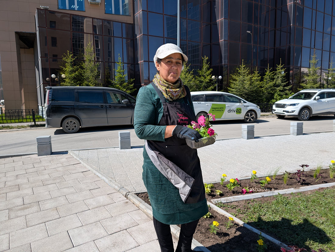«Самая ухоженная территория в Якутске»: Кто создает цветочную сказку у здания «Сургутнефтегаза»