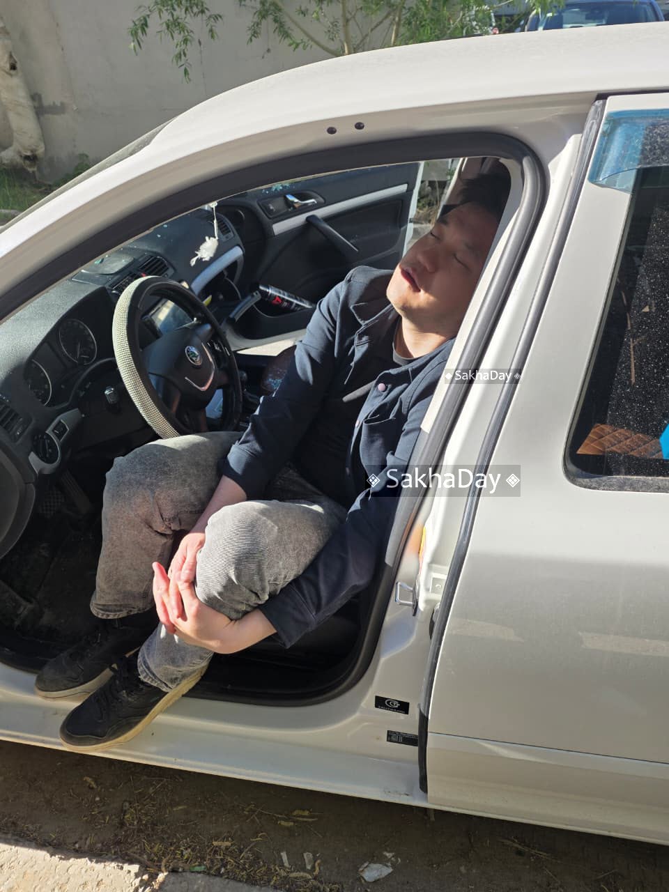 Разбил стекло булыжником и проник в авто. Жительница Якутска застала экс-депутата от "Единой России" в своей машине