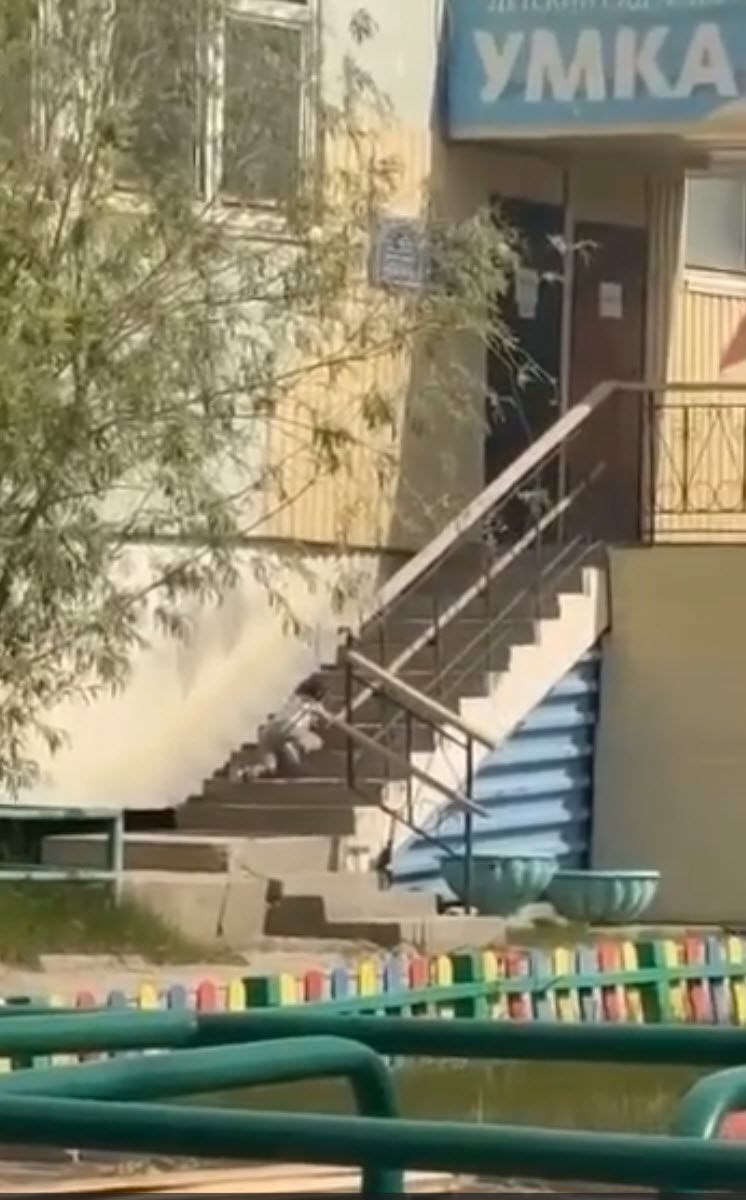 В Якутске во дворе закрытого детсада заметили плачущего малыша. В учреждении начали проверку