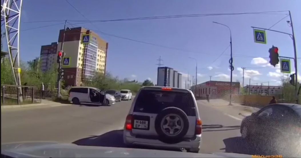 Видеофакт: В Якутске ребенок сел за руль и устроил ДТП, пока отец был в магазине