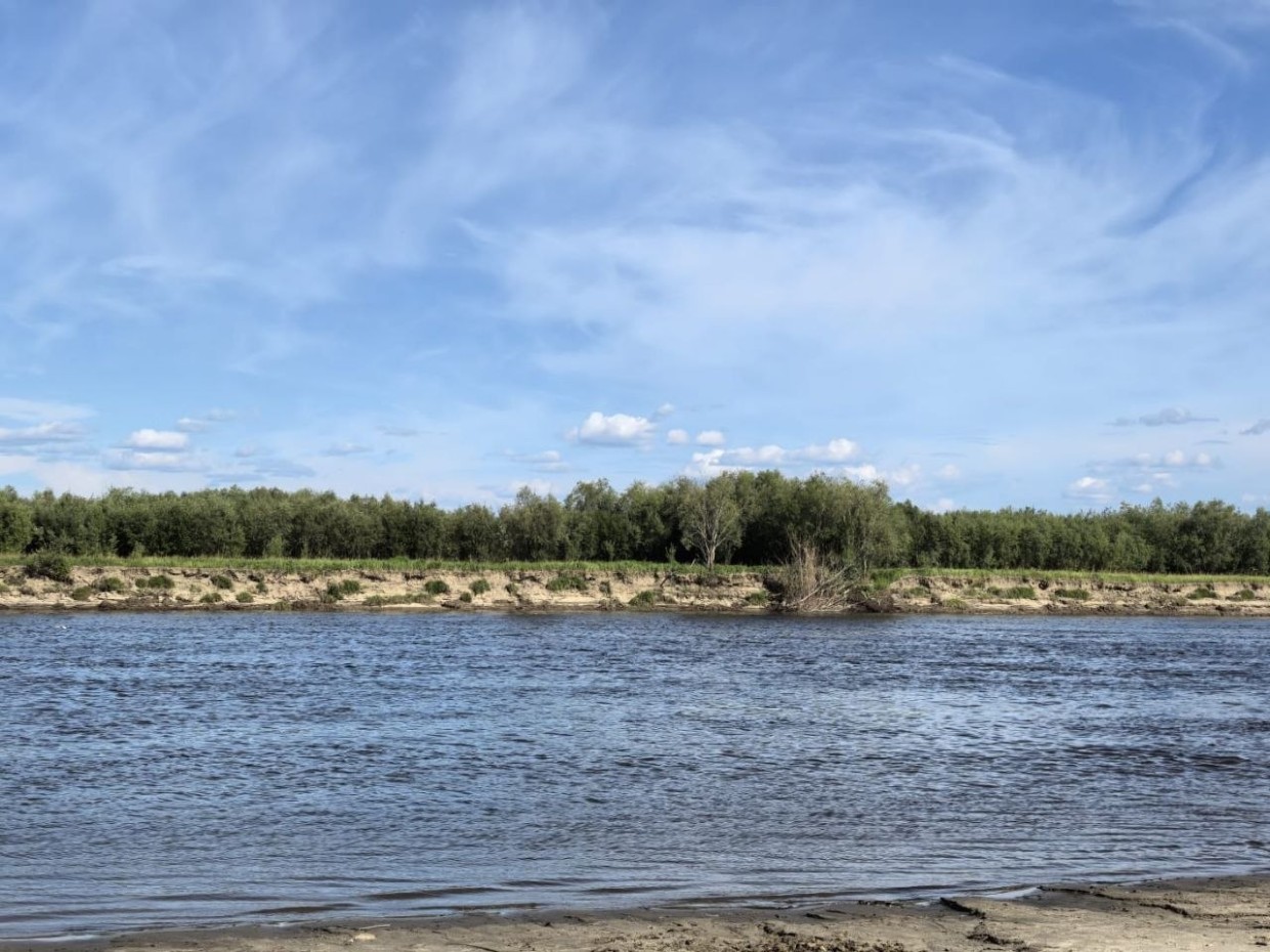 В Оймяконском районе грузовик с людьми упал в воду