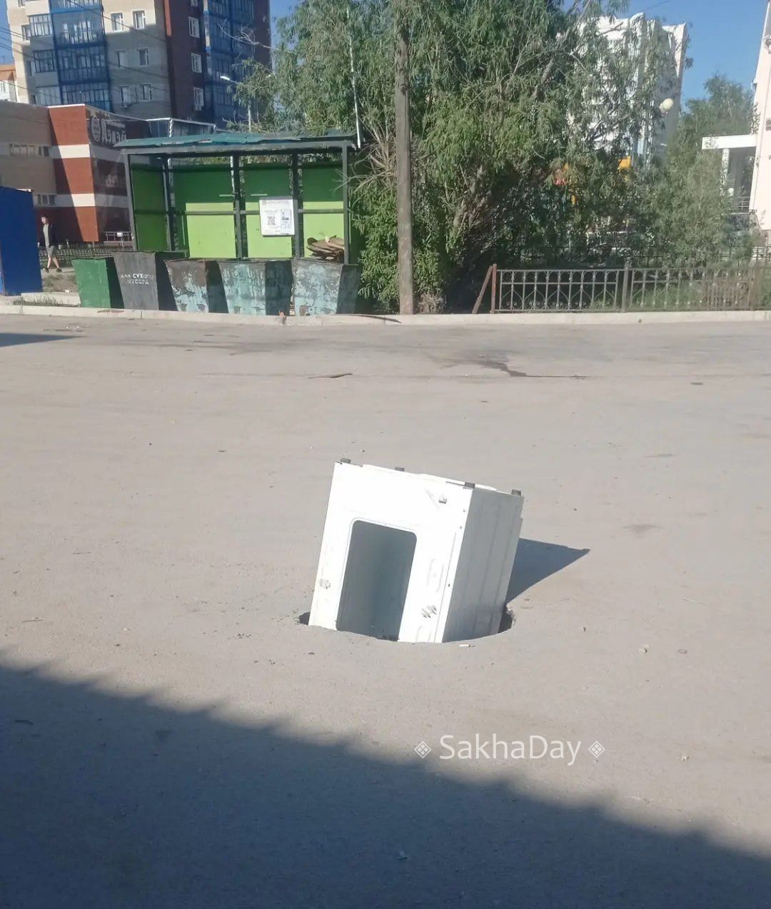 Фотофакт: В Якутске провал закрыли стиральной машинкой
