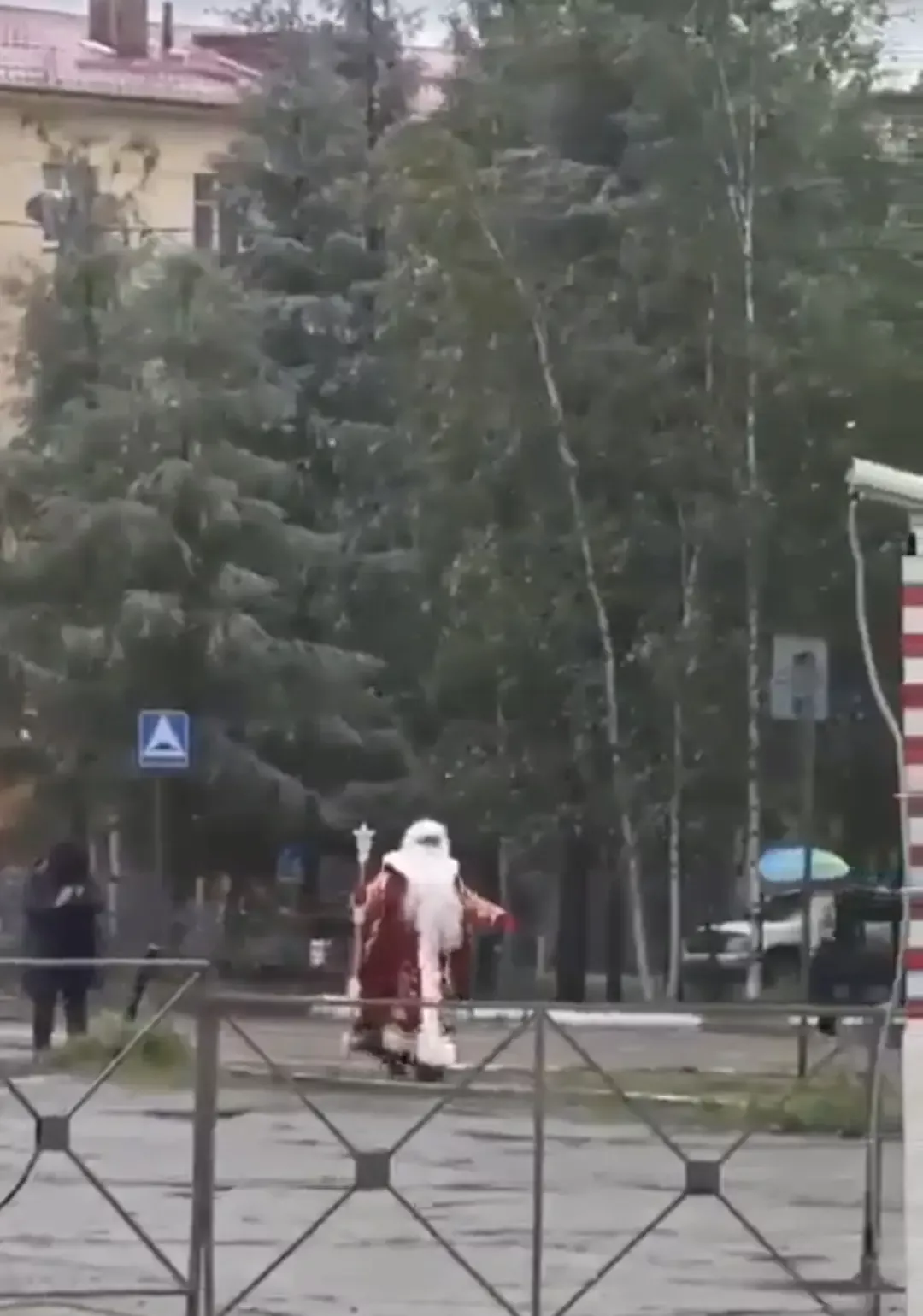Фотофакт: В Мирном к людям вышел Дед Мороз