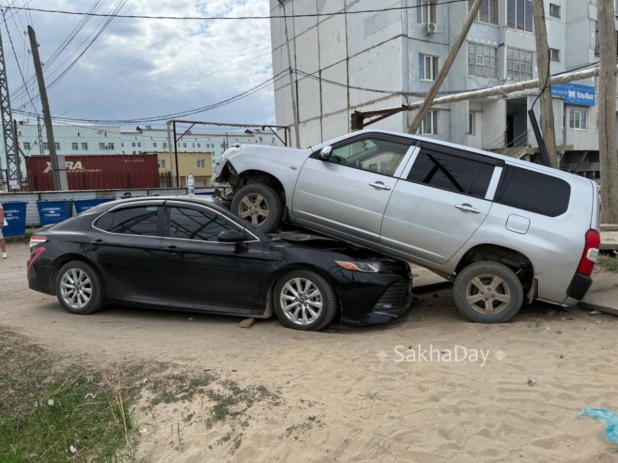 В Якутске пьяный водитель «припарковал» Probox на крыше Camry