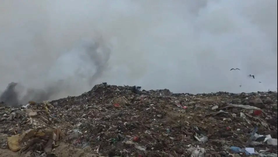Из-за возгорания на полигоне «Якутскэкосети» предупредило о возможных сбоях в графике вывоза мусора
