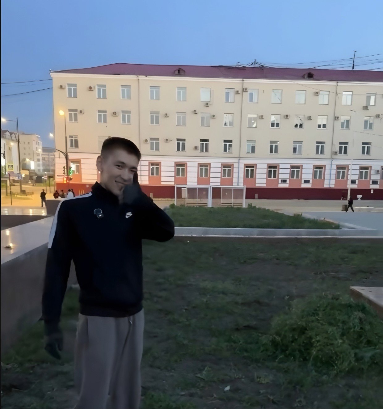 В Якутске влюбленная пара очистила клумбу на площади Ленина от сорняков