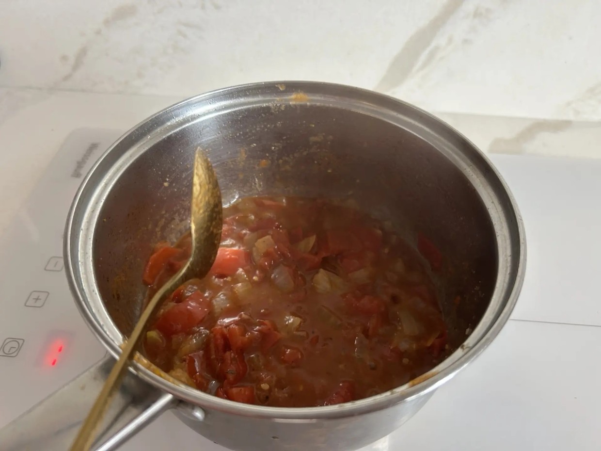 Протушиваем соус.