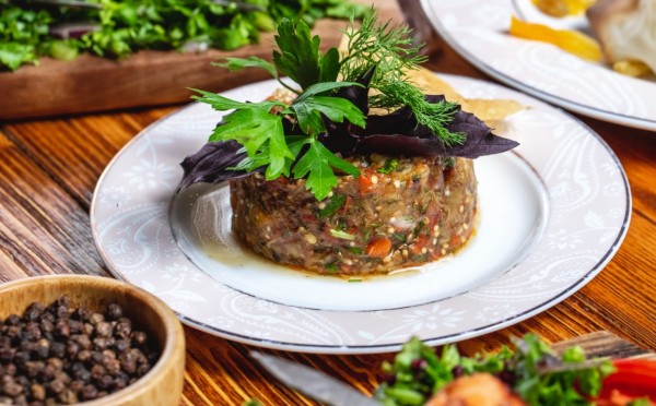 Холодец, который не стыдно подать гурману: свиная рулька с ярким вкусом — но кто бы догадался, что это блюдо из свинины